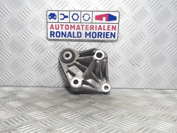 Gebruikte Versnellingsbak Steun Volvo V40 (MV) 1.6 D2 Prijs € 15,00 Margeregeling aangeboden door Automaterialen Ronald Morien B.V.
