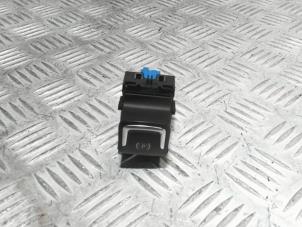 Gebruikte Schakelaar handrem Opel Grandland (X) 1.2 Turbo 12V Prijs € 39,00 Margeregeling aangeboden door Automaterialen Ronald Morien B.V.