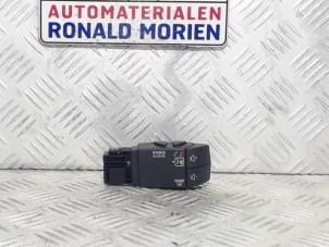 Gebruikte Radiobediening Stuur Dacia Sandero II 1.0 TCe 100 12V Prijs € 10,00 Margeregeling aangeboden door Automaterialen Ronald Morien B.V.