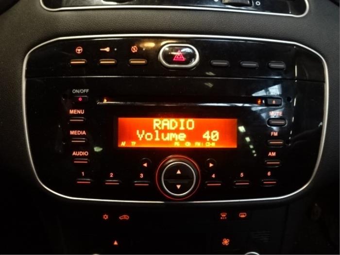 Radio CD Speler van een Fiat Punto Evo (199) 1.3 JTD Multijet 85 16V Euro 5 2012