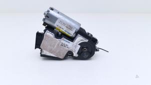 Gebruikte Schuifdak Motor Volkswagen Phaeton (3D) 3.2 V6 30V Prijs € 95,00 Margeregeling aangeboden door Automaterialen Ronald Morien B.V.