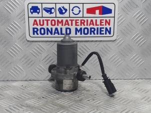 Gebruikte Vacuumpomp Rembekrachtiging Volkswagen Phaeton (3D) 3.2 V6 30V Prijs € 82,00 Margeregeling aangeboden door Automaterialen Ronald Morien B.V.
