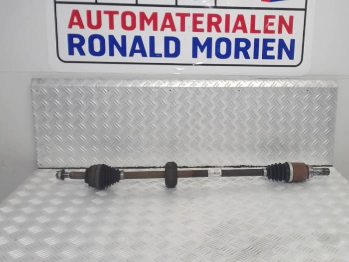 Gebruikte Aandrijfas rechts-voor Dacia Sandero II 1.0 Sce 12V Prijs € 95,00 Margeregeling aangeboden door Automaterialen Ronald Morien B.V.