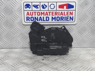 Gebruikte Slotmechaniek Portier 4Deurs rechts-achter Volkswagen T-Roc 1.6 TDI BMT 16V Prijs € 29,00 Margeregeling aangeboden door Automaterialen Ronald Morien B.V.