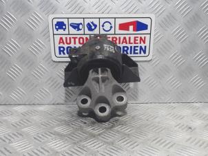 Gebruikte Versnellingsbak Steun Opel Mokka/Mokka X 1.6 16V EcoFlex 4x2 Prijs € 25,00 Margeregeling aangeboden door Automaterialen Ronald Morien B.V.