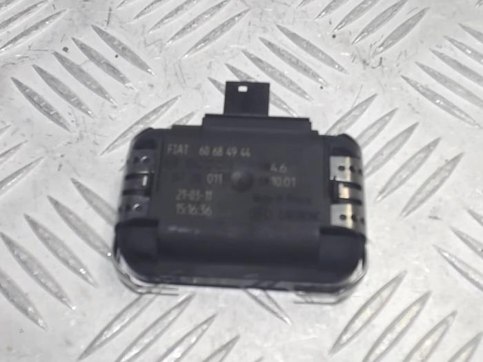 Gebruikte Regensensor Fiat Bravo (198A) 1.6 D Multijet 90 Prijs € 49,00 Margeregeling aangeboden door Automaterialen Ronald Morien B.V.