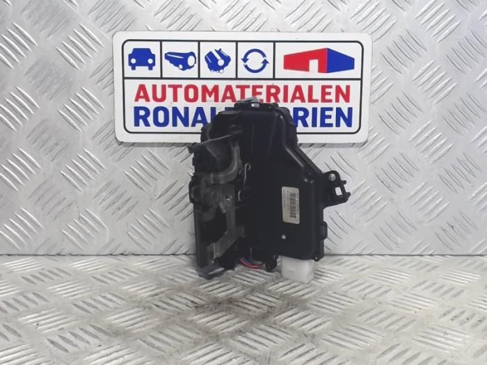 Portierslot Mechaniek 4Deurs rechts-voor van een Volkswagen Touran (1T3) 1.6 TDI 16V 2013