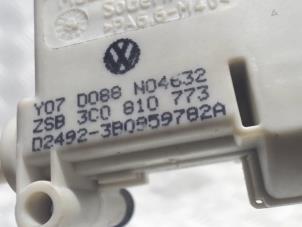 Gebruikte Tankklep Vergrendelingsmotor Volkswagen Passat Variant (3C5) 1.9 TDI Prijs € 15,00 Margeregeling aangeboden door Automaterialen Ronald Morien B.V.