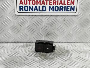 Gebruikte Alarmlicht Schakelaar Opel Vivaro B Combi 1.6 CDTI 95 Prijs € 10,00 Margeregeling aangeboden door Automaterialen Ronald Morien B.V.