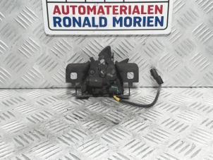 Gebruikte Slotmechaniek Motorkap Renault Trafic (1FL/2FL/3FL/4FL) Prijs € 33,00 Margeregeling aangeboden door Automaterialen Ronald Morien B.V.