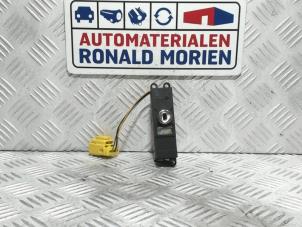 Gebruikte Airbag schakelaar Volkswagen Touareg (7LA/7L6) 2.5 TDI R5 Prijs € 24,80 Margeregeling aangeboden door Automaterialen Ronald Morien B.V.