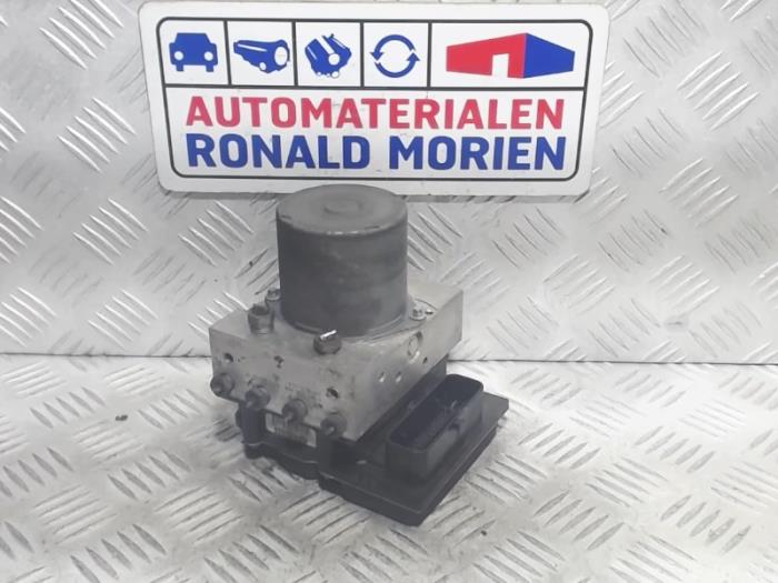 Gebruikte ABS Pomp Mercedes E Estate (S212) E-250 CDI 16V BlueEfficiency Prijs € 125,00 Margeregeling aangeboden door Automaterialen Ronald Morien B.V.