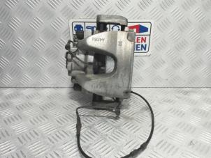 Gebruikte Remklauw (Tang) links-voor Landrover Discovery Sport (LC) 2.2 sd4 16V Prijs € 65,00 Margeregeling aangeboden door Automaterialen Ronald Morien B.V.