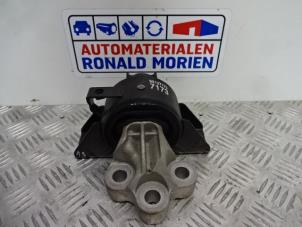 Gebruikte Versnellingsbak Steun Opel Mokka/Mokka X 1.4 Turbo 16V 4x2 Prijs € 29,00 Margeregeling aangeboden door Automaterialen Ronald Morien B.V.