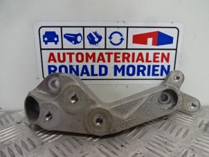Gebruikte Versnellingsbak Steun Opel Mokka/Mokka X 1.4 Turbo 16V 4x2 Prijs € 20,00 Margeregeling aangeboden door Automaterialen Ronald Morien B.V.