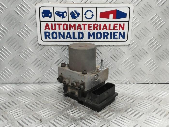 Gebruikte ABS Pomp Opel Vivaro A Combi 2.0 CDTI Prijs € 99,00 Margeregeling aangeboden door Automaterialen Ronald Morien B.V.