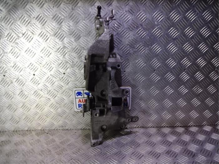 Gebruikte Dynamosteun boven Volkswagen Touran (1T3) 1.6 TDI 16V Prijs € 25,00 Margeregeling aangeboden door Automaterialen Ronald Morien B.V.