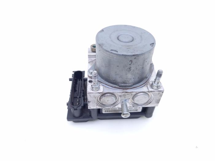 Gebruikte ABS Pomp Renault Clio III (BR/CR) 1.5 dCi 105 Prijs € 25,00 Margeregeling aangeboden door Automaterialen Ronald Morien B.V.