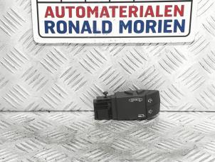 Gebruikte Radiobediening Stuur Renault Twingo II (CN) 1.5 dCi 90 FAP Prijs € 15,00 Margeregeling aangeboden door Automaterialen Ronald Morien B.V.