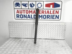 Gebruikte Schokdemper rechts-achter Peugeot 107 1.0 12V Prijs € 15,00 Margeregeling aangeboden door Automaterialen Ronald Morien B.V.