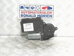 Gebruikte Raammotor Portier Volkswagen Phaeton (3D) 4.2 V8 40V 4Motion Prijs € 49,00 Margeregeling aangeboden door Automaterialen Ronald Morien B.V.