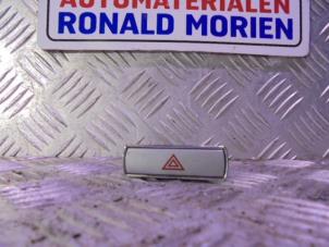 Gebruikte Schakelaar Paniekverlichting Ford Mondeo III 1.8 16V Prijs € 10,00 Margeregeling aangeboden door Automaterialen Ronald Morien B.V.
