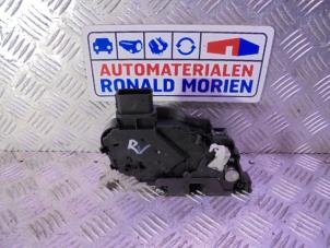 Gebruikte Slotmechaniek Portier 4Deurs rechts-voor Volvo V50 (MW) 2.4 D5 20V Autom.. Prijs € 39,00 Margeregeling aangeboden door Automaterialen Ronald Morien B.V.