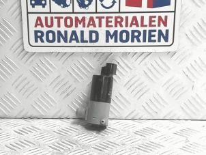 Gebruikte Koplampsproeier pomp Volvo V40 (MV) 2.0 T2 16V Prijs € 25,00 Margeregeling aangeboden door Automaterialen Ronald Morien B.V.