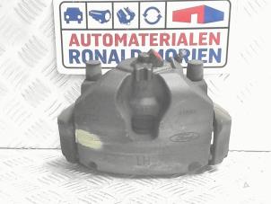 Gebruikte Remklauw (Tang) links-voor Ford Kuga II (DM2) Prijs € 45,00 Margeregeling aangeboden door Automaterialen Ronald Morien B.V.