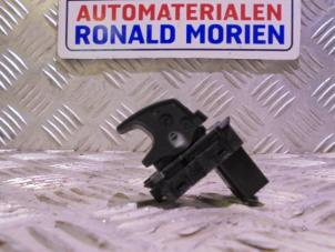 Gebruikte Ruit schakelaar elektrisch Skoda Karoq Prijs € 10,00 Margeregeling aangeboden door Automaterialen Ronald Morien B.V.