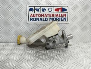 Gebruikte Hoofdremcilinder Peugeot 208 I (CA/CC/CK/CL) 1.4 16V Prijs € 25,00 Margeregeling aangeboden door Automaterialen Ronald Morien B.V.