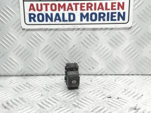 Gebruikte Schakelaar handrem Opel Astra K 1.4 Turbo 16V Prijs € 15,00 Margeregeling aangeboden door Automaterialen Ronald Morien B.V.