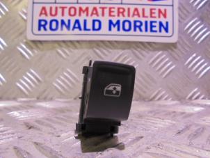 Gebruikte Schakelaar Elektrisch Raam Skoda Karoq Prijs € 10,00 Margeregeling aangeboden door Automaterialen Ronald Morien B.V.
