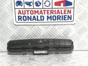 Gebruikte Alarmlicht Schakelaar Volkswagen Crafter 2.0 TDI 16V Prijs € 40,00 Inclusief btw aangeboden door Automaterialen Ronald Morien B.V.