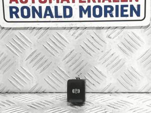 Gebruikte Schakelaar handrem Volkswagen Passat Variant (3C5) 2.0 TDI 16V 140 Prijs € 10,00 Margeregeling aangeboden door Automaterialen Ronald Morien B.V.