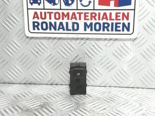 Gebruikte Elektrisch Raam Schakelaar Opel Astra Mk.7 1.4 Turbo 16V Prijs € 9,99 Inclusief btw aangeboden door Automaterialen Ronald Morien B.V.