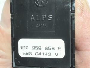 Gebruikte Elektrisch Raam Schakelaar Volkswagen Phaeton (3D) 4.2 V8 40V 4Motion Prijs € 10,00 Margeregeling aangeboden door Automaterialen Ronald Morien B.V.