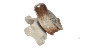 Gebruikte Versnellingsbak Steun Volkswagen Transporter T5 2.0 TDI DRF Prijs € 15,00 Margeregeling aangeboden door Automaterialen Ronald Morien B.V.