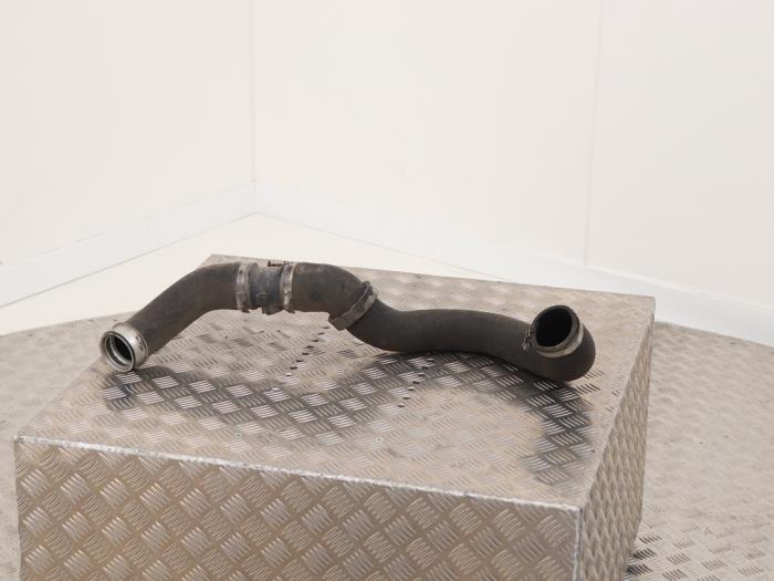Gebruikte Intercooler Slang Volkswagen Transporter T5 2.0 TDI DRF Prijs € 45,00 Margeregeling aangeboden door Automaterialen Ronald Morien B.V.