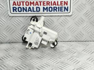 Gebruikte Sluithulpmotor portier rechts-voor Audi A8 Prijs € 75,00 Inclusief btw aangeboden door Automaterialen Ronald Morien B.V.