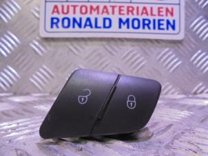 Gebruikte Centrale deurvergrendeling Schakelaar Volkswagen Passat Variant (3C5) 2.0 FSI 16V Prijs € 15,00 Margeregeling aangeboden door Automaterialen Ronald Morien B.V.