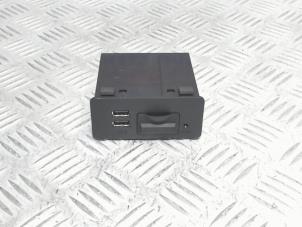 Gebruikte AUX/USB aansluiting Mazda 3 (BM/BN) 2.0 SkyActiv-G 120 16V Prijs € 65,00 Margeregeling aangeboden door Automaterialen Ronald Morien B.V.