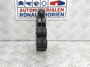 Gebruikte Ruit schakelaar elektrisch Mazda 3 (BM/BN) 2.0 SkyActiv-G 120 16V Prijs € 75,00 Margeregeling aangeboden door Automaterialen Ronald Morien B.V.