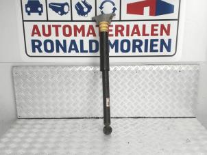 Gebruikte Schokdemper links-achter Mazda 3 (BM/BN) 2.0 SkyActiv-G 120 16V Prijs € 39,00 Margeregeling aangeboden door Automaterialen Ronald Morien B.V.