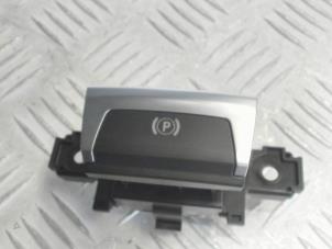 Gebruikte Handrem schakelaar Peugeot 308 SW (L4/L9/LC/LJ/LR) 2.0 BlueHDi 150 16V Prijs € 25,00 Margeregeling aangeboden door Automaterialen Ronald Morien B.V.