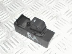 Gebruikte Ruit schakelaar elektrisch Mazda 6 (GJ/GH/GL) 2.2 SkyActiv-D 150 16V Prijs € 19,00 Margeregeling aangeboden door Automaterialen Ronald Morien B.V.