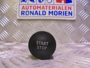 Gebruikte Start/Stop schakelaar Renault Captur (2R) 0.9 Energy TCE 12V Prijs € 12,50 Margeregeling aangeboden door Automaterialen Ronald Morien B.V.