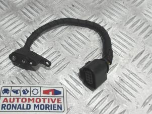 Gebruikte Hybride service plug Volkswagen Passat Variant (3G5) 1.4 TSI GTE 16V Prijs € 20,00 Inclusief btw aangeboden door Automaterialen Ronald Morien B.V.