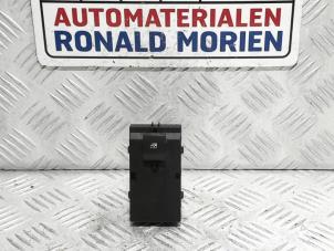 Gebruikte Elektrisch Raam Schakelaar Opel Zafira Tourer (P12) 1.4 Turbo 16V Ecotec Prijs € 5,00 Margeregeling aangeboden door Automaterialen Ronald Morien B.V.