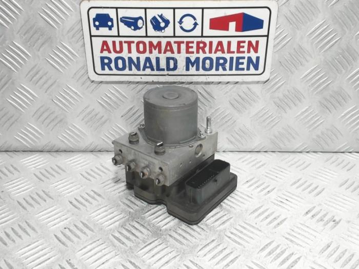 ABS Pomp van een Volkswagen Polo V (6R) 1.2 TSI 16V BlueMotion Technology 2014